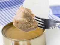 ツナ缶中毒の男性、1週間に15缶を食べ、汁のニオイを嗅ぐのが日課、香水替わりに肌につけることも