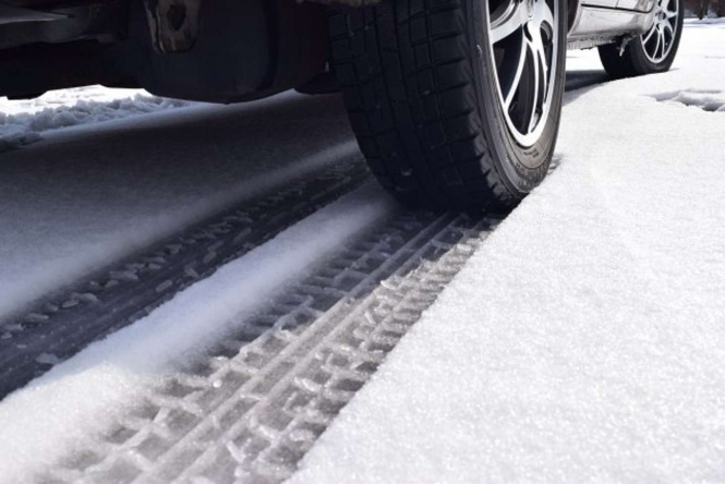 雪の日、山沿いの道を走っていると...（画像はイメージ）