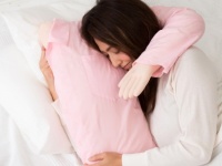 まるで腕枕みたい！　彼の腕で安心して眠れる「ボーイフレンドピロー」が発売！