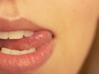 みっともねぇな！　「人前でリップを塗る」のはアリ!?　ナシ!?