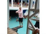 冴えない男性が飛び込み台に。　果たして飛べるのか…？