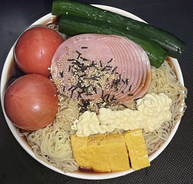 インパクト抜群の手抜き冷やし中華（画像提供：メタこ＠C104(日)東t-02b（＠metakobot）さん、以下同）