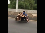 ダンボール乗せすぎだろw　中国で発見されたバイクが危険度１００%