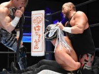 ベルトを強奪しデスペラードを挑発するSHO
