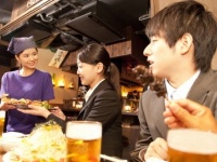 ほかの女子より一歩リード！　飲み会で男性に一目置かれる女子の言動4選「くだらない会話に付き合う」