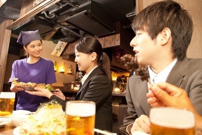 ほかの女子より一歩リード！　飲み会で男性に一目置かれる女子の言動4選「くだらない会話に付き合う」