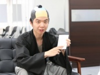 江戸時代からやってきた侍は、「年賀状離れ」にどんな反応を示すのか