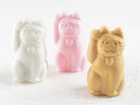 【新宿土産】幸福を招く!?　3つの味が楽しめる、招き猫型のキュートな和菓子「招福もなか」