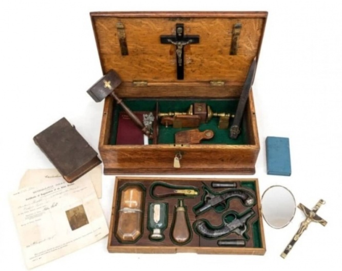 19世紀の吸血鬼退治キットがオークションに出品