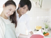 お願い手伝って！　女子がおうちデートで彼氏と一緒に料理をしたい理由2つ！