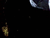 国際宇宙ステーションの回りに浮かぶ金色の物体の正体は？