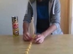 プリングルスの缶でサイコロを積み上げるおじさんの神業に脱帽！