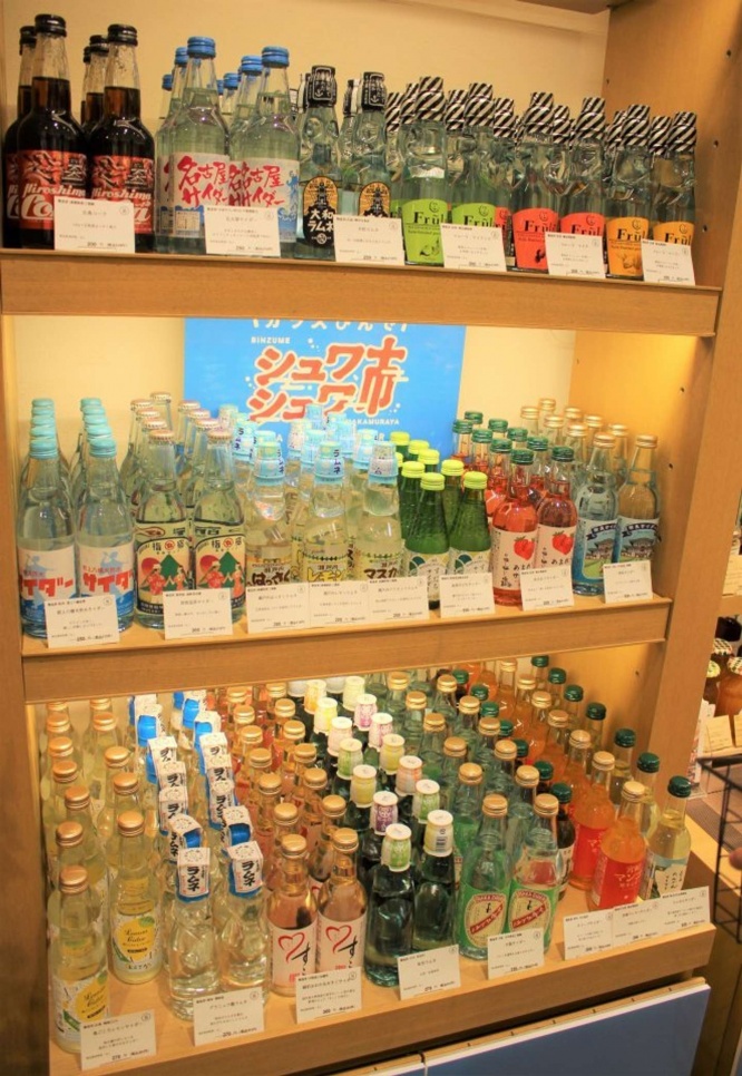 丸テーブルの上や壁際にもサイダーやラムネがびっしり