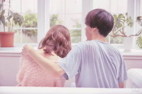 彼女に手を回す彼氏