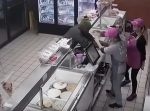 勇敢な店員に拍手！　アイス屋店員が強盗のナイフを奪い反撃。