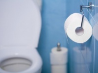 うわっ、汚っ！　公衆トイレで便がこびりついてしまったときの対処法3つ
