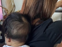 赤ちゃんが「つかまり立ち」できるようになった結果　→母の背中に現れ始めた〝可愛すぎるセミ〟に5.4万人ほっこり