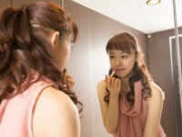 仕事終わりのデートに！　女性が実践する「ヘアチェンジ法」3つ