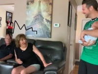 双子を授かったことを秘密にして出産した夫妻が2人の赤ちゃん見せた時の両親や友人の驚きの反応（アメリカ）