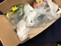 仕送りの段ボール箱を開けてみたら中には思いもよらない物が・・・