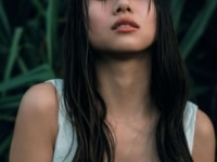 伊原葵1st写真集『Noon』先行カット⒞「撮影／三瓶康友」
