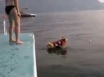 湖へビビリながらジャンプするコーギーがジワる！