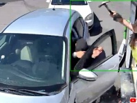 高すぎる！とコーヒーを投げられたビキニのバリスタ、客の車の窓ガラスをたたき割る