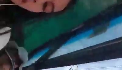 バスの中で女性を触る