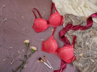 クリスマスに、男性が女性に着てほしい下着の色は？　ダントツ人気の色が明らかに