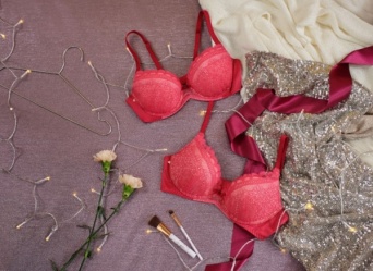 クリスマスに、男性が女性に着てほしい下着の色は？　ダントツ人気の色が明らかに