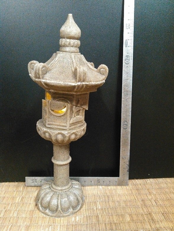 丸亀市ふるさと納税返礼品「斬れてる石灯籠」ミニサイズ（画像提供：讃岐大的場工廠）