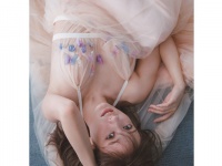 かわいいからセクシーまで。谷まりあ、写真集「You and Me」発売