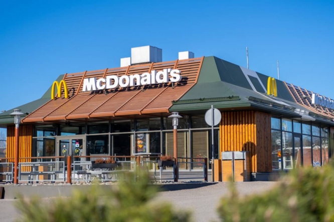 ひとりで行けるもん？3歳の子供が母親が居眠りしている間にマクドナルドへGO！