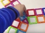 持ち上げるとくっついて完成！　平たい『磁石ブロック』遊びが面白い。