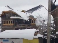 大雪で家の屋根が崩壊する瞬間をとらえた映像（インド）