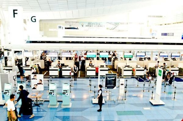 カウンターの向こう側から 空港グラウンドスタッフの立場になると分かること