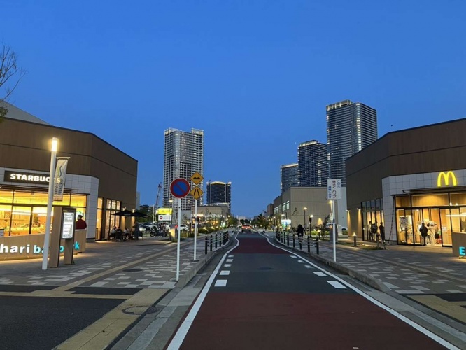 電線がないことで、空が広く感じられる幕張ベイパークの街並み(画像は「とり」@torimanshon2さんの投稿より、再掲)