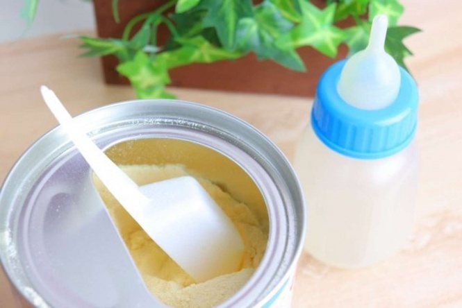 カバンの中には粉ミルクや哺乳瓶が(画像はイメージ)