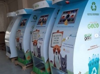 空のペットボトルを入れると地域動物の餌が出てくるマシーン。町ぐるみで動物との共生目指す（トルコ）