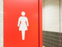 もしや……「彼女のトイレが長いとき」男性が想像すること・6つ