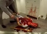 【衝撃ドッキリ】目が覚めて友人が斧で惨殺されていたら…！？