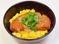 「LUNCHRUSHのメシ処謹製 出久が食べてるカツ丼」
