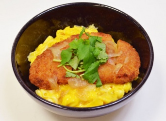 「LUNCHRUSHのメシ処謹製 出久が食べてるカツ丼」