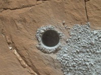 火星に開いた穴の画像は本物なのか？