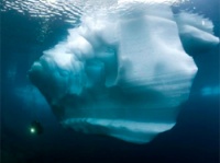 巨大な氷の塊が美しい水中秘密基地空間を演出している、スイスのサッスオーロ湖の水中写真