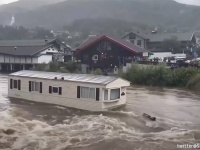 どんぶらこっこと流れてきたのは家だった。洪水でトレーラーハウスが川に流され橋に激突
