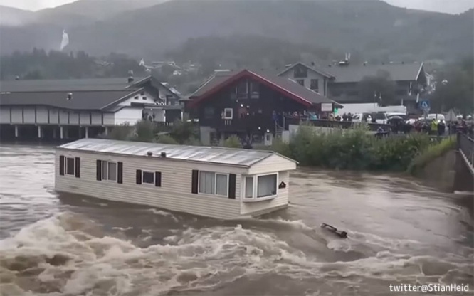 どんぶらこっこと流れてきたのは家だった。洪水でトレーラーハウスが川に流され橋に激突