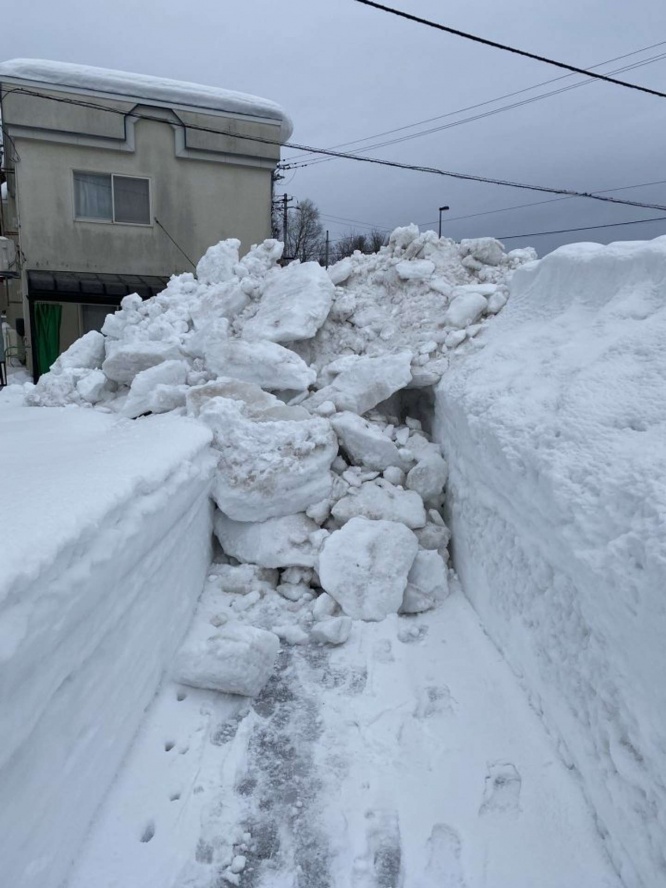 雪の固まりで塞がれている（画像は超７隊員（＠kyo0204edf）さんのツイートより）