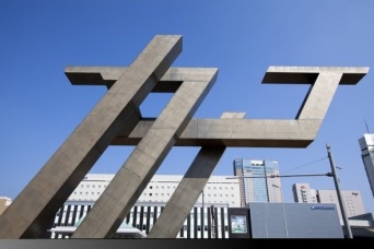 金沢駅前にある問題のモニュメント（Bankuさん撮影、Wikimedia Commonsより）