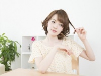 もう切れば？　男性が、会話中「髪をいじる」仕草をする女性に対して思うこと4つ